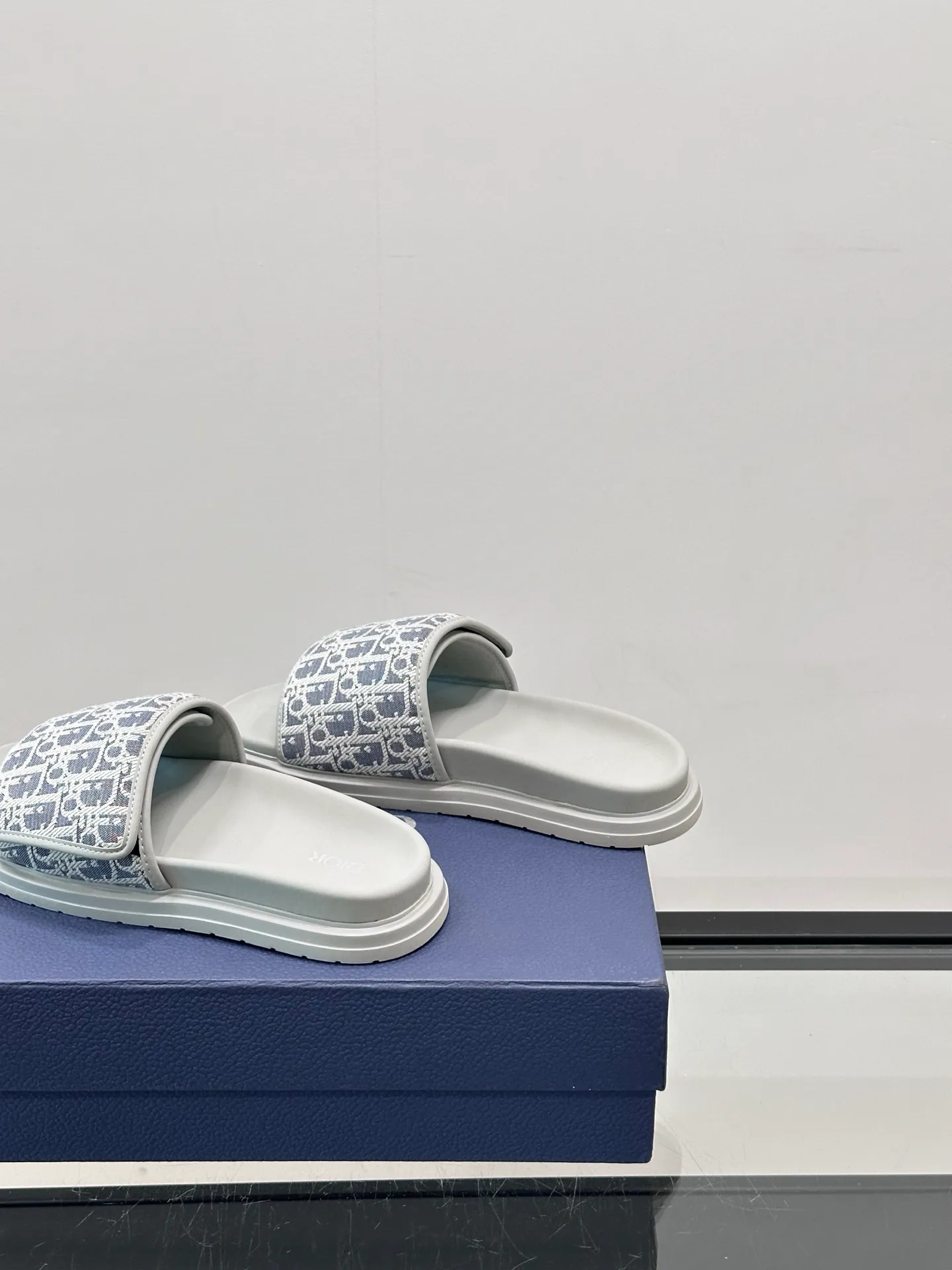 Factory price: 280💰𝐂𝐡𝐫𝐢𝐬𝐭𝐢𝐚𝐧 𝐃𝐢𝐨𝐫 Dior's latest popular sandals, classic upgraded Velcro sandals, original replicas, super durable and versatile, very comfortable on the feet, slimming and white, original cowhide leather upper, sheepskin lining Original d hardware buckle Original molded T men's shoes 💰U outsole Size: 38-44 (.45.46 customized)